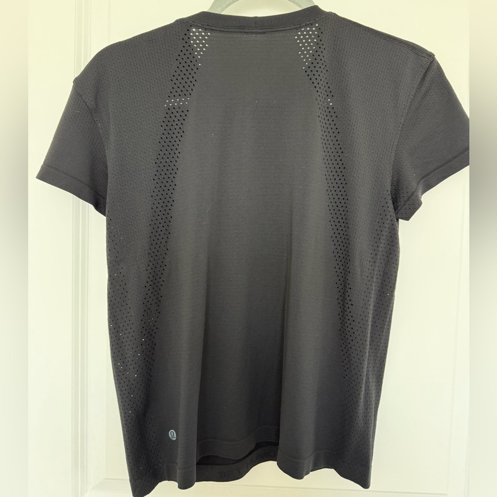 Lululemon Black Perforated T-Shirt - Picture 2 of 2